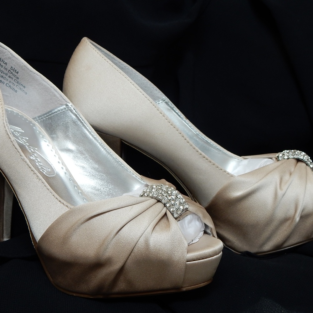 Never Worn Michaelangelo Diana 5 1/2 m Heels